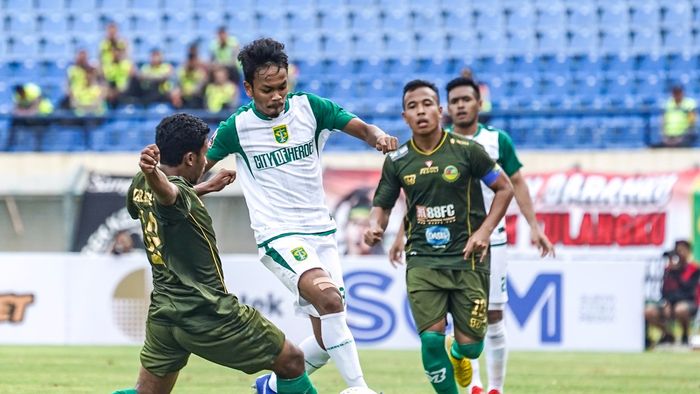 Gelandang Persebaya, Muhammad Hidayat, berebut bola dengan pemain Tira-Persikabo di Piala Presiden 2019.