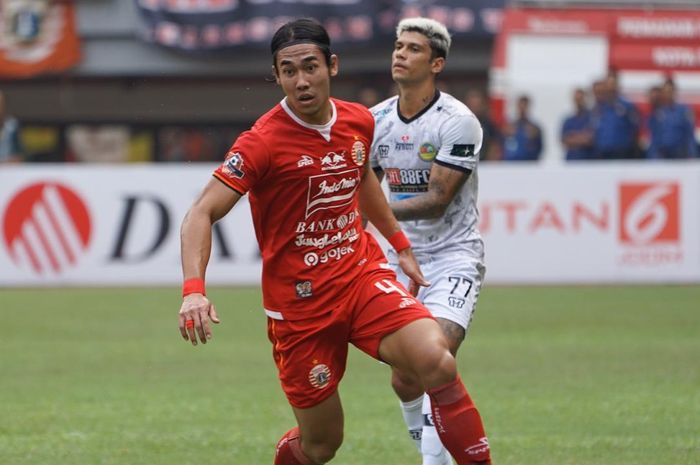 Aksi pemain Persija Jakarta, Ryuji Utomo pada kontra Tira-Persikabo di Stadion Patriot Chandrabhaga, Kota Bekasi, Minggu (3/11/2019).  