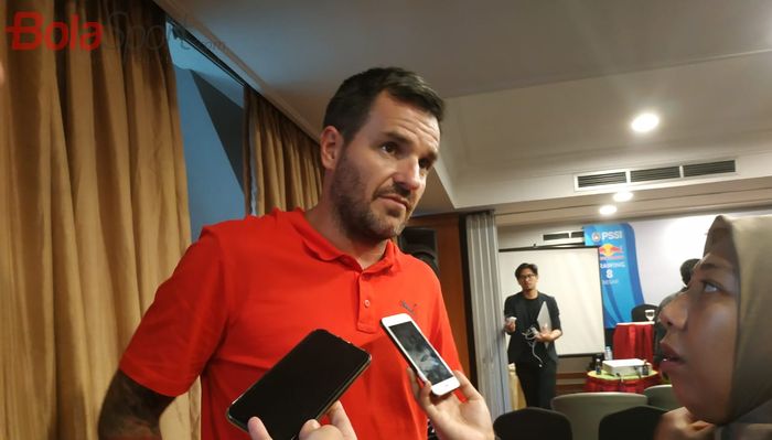 Pelatih timnas Indonesia, Simon McMenemy menjawab pertanyaan wartawan di Hotel century, Jakarta, Senin (15/4/2019).