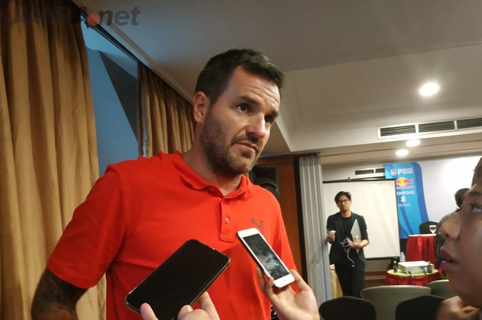 Pelatih timnas Indonesia, Simon McMenemy menjawab pertanyaan wartawan di Hotel century, Jakarta, Senin (15/4/2019).