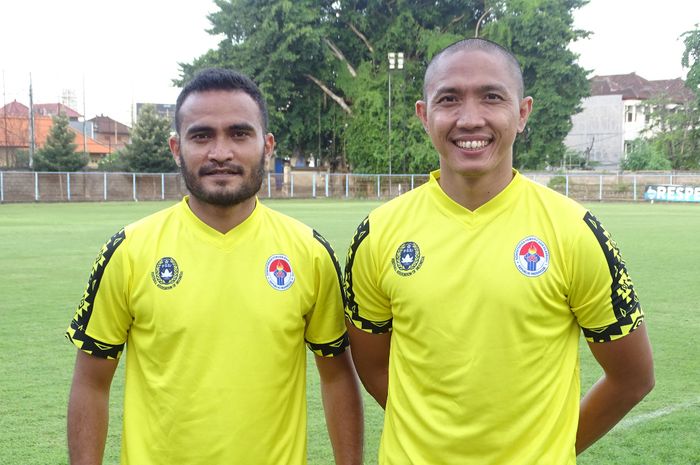 Pemain Barito Putera, Rizky Pora (kiri) dan Aditya Harlan (kanan), saat mengikuti kursus pelatih Lisensi C PSSI di Bali pada 1-16 November 2020.