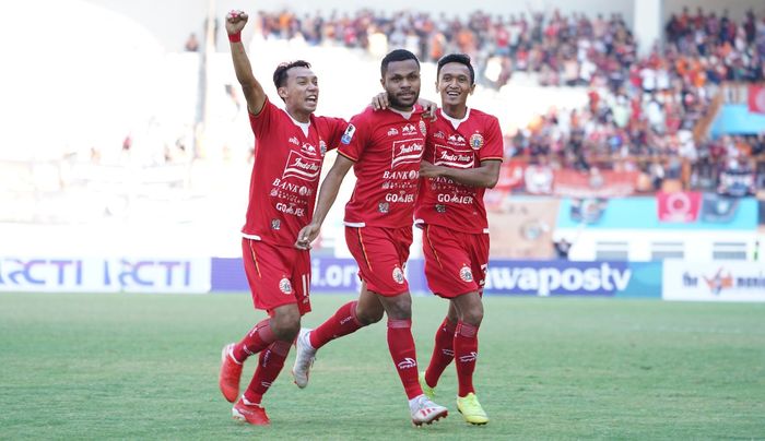 Pemain-pemain Persija Jakarta merayakan gol yang dicetak Yan Pieter Nasadit ke gawang Borneo FC di Stadion Wibawa Mukti, Kabupaten Bekasi, Sabtu (29/6/2019).