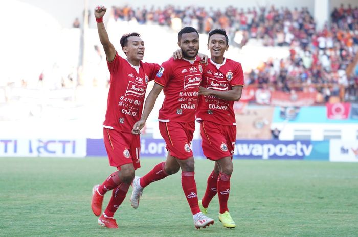 Yan Pieter Nasadit (tengah) waktu masih memperkuat Persija Jakarta.