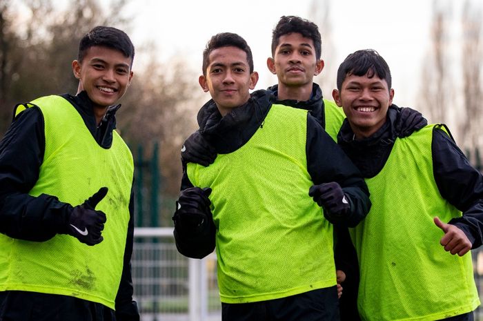 Empat pemain Garuda Select,  Arsa Ahmad, Arjuna Agung, Subhan Fajri, Dika Kuswardani.