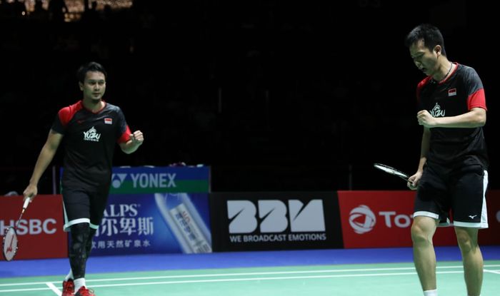 Pasangan ganda putra Indonesia, Mohammad Ahsan/Hendra Setiawan, bereaksi setelah memastikan diri ke final Kejuaraan Dunia 2019 di St Jakobshalle, Basel, Swiss, Sabtu (24/8/2019).