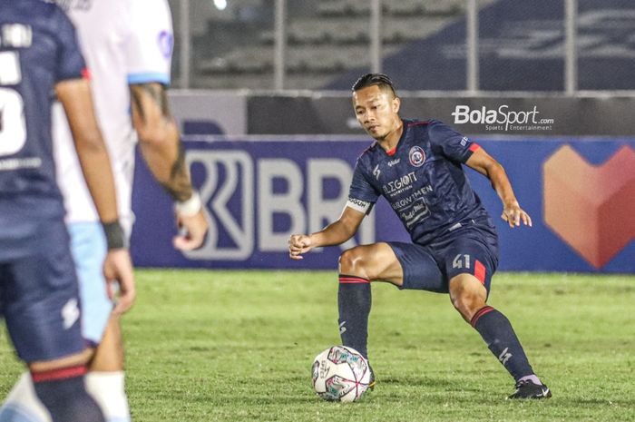 Pemain sayap kanan Arema FC, Dendi Santoso (kanan), sedang menguasai bola dalam laga pekan keenam Liga 1 2021 di Stadion Madya, Senayan, Jakarta, 3 Oktober 2021.