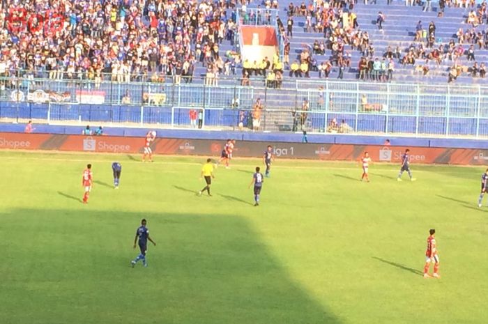 Suasana Pertandingan pekan ke-27 Liga 1 2019 antara tuan rumah, Arema FC, menghadapi Madura United di Stadion Kanjuruhan, Malang pada Jumat (8/11/2019)