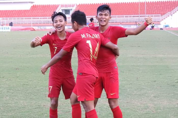 Pemain-pemain timnas U-18 Indonesia, Fajar Fatchur Rachman, Beckham Putra Nugraha, Sultan Diego Zico ke gawang timnas U-18 Myanmar, di Stadion Thong Nhat, Vietnam, Senin (19/8/2019).