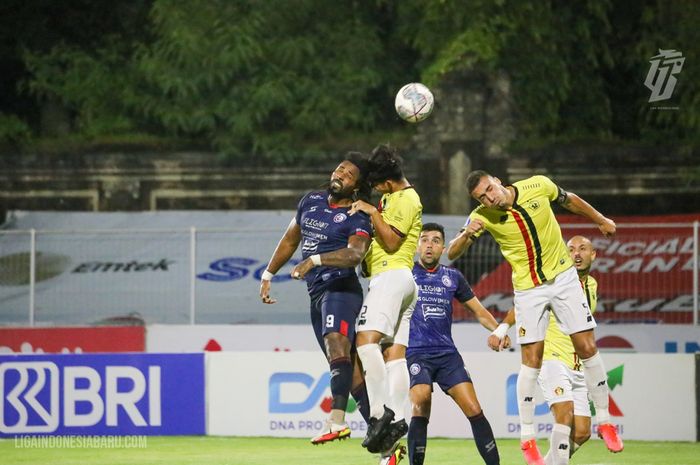 Para pemain Persik Kediri saat mencoba menghalau bola dari pemain Arema FC dalam laga pekan ke-28 Liga 1 2021/2022, di Stadion i Gusti Ngurah Rai, Denpasar, Bali, Minggu (27/2/2022).