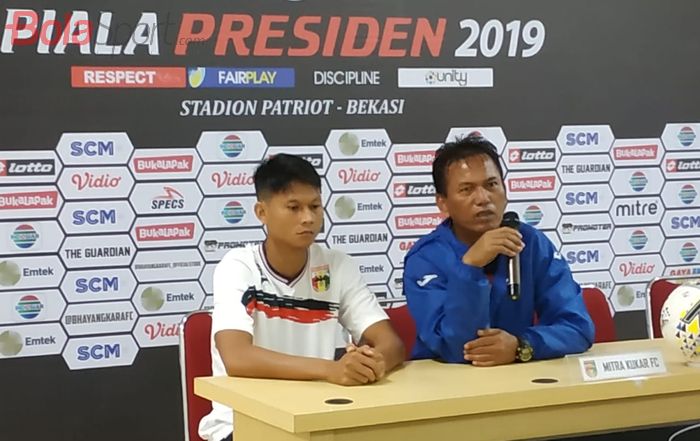 Pemain dan Pelatih Mitra Kukar yakni Dedy Gusmawan serta Sukardi Kardok pada jumpa pers seusai laga kontra Bali United, Minggu (3/3/2019).