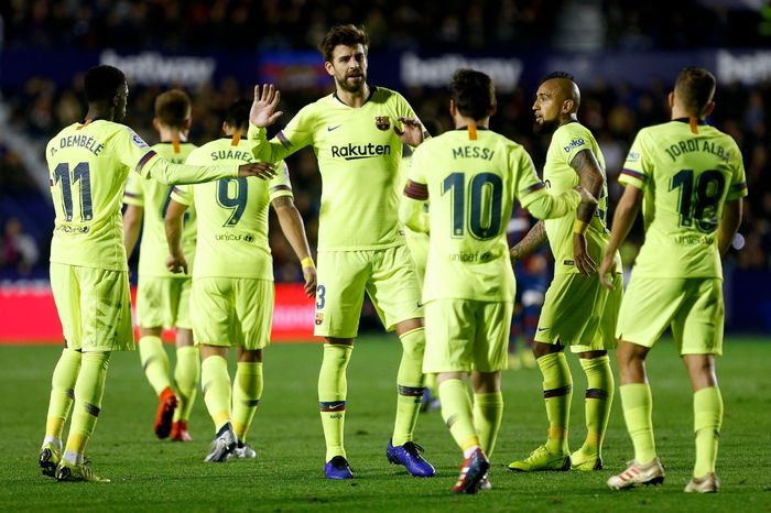 Para pemain Barcelona, termasuk Lionel Messi dan Gerard Pique, merayakan gol.