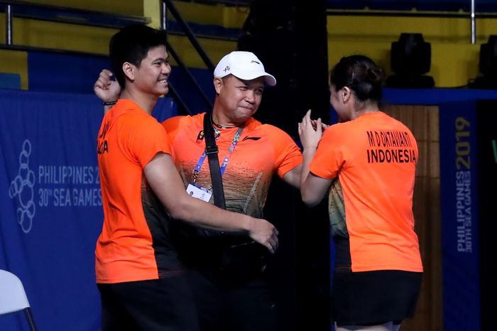 Pasangan ganda canpuran Indonesia, Praveen/Melati Daeva Oktavianti, bersalaman kepada pelatih Richard Mainaky usai memastikan medali emas SEA Games 2019 di Muntinlupa Sports Center, Senin (9/12/2019).