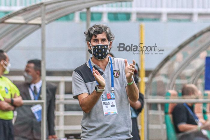 Pelatih Bali United, Stefano Cugurra alias Teco, sedang memberikan semangat kepada para pemainnya lewat tepuk tangan dalam laga pekan keempat Liga 1 2021 di Stadion Pakansari, Bogor, Jawa Barat, 24 September 2021.