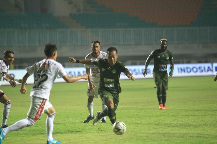 Aksi pemain Tira Persikabo, Wawan Febriyanto pada laga melawan Bali United di Stadion Pakansari, Kabupaten Bogor, Kamis (15/8/2019).
