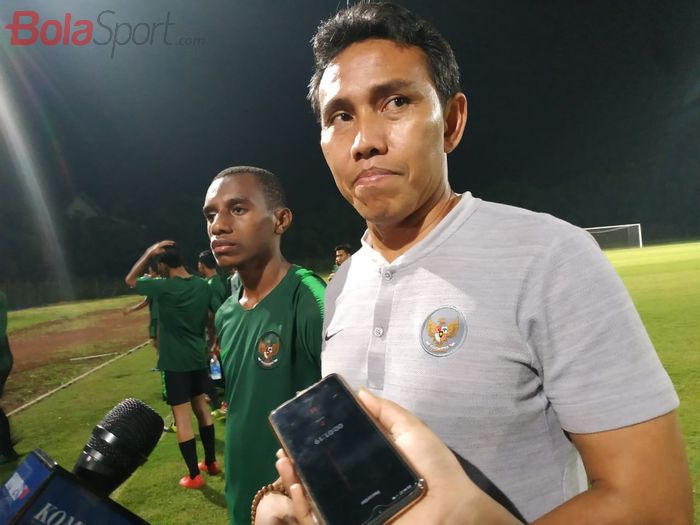 Pemain dan pelatih timnas U-16 Indonesia, Alexandro Felix Kamuru serta Bima Sakti seusai laga uji coba di Stadion Pajajaran, Bogor, Sabtu (25/5/2019).