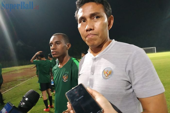 Pemain dan pelatih timnas U-16 Indonesia, Alexandro Felix Kamuru serta Bima Sakti seusai laga uji coba di Stadion Pajajaran, Bogor, Sabtu (25/5/2019).