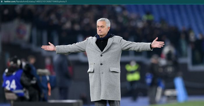 Ekspresi kekecewaan Jose Mourinho usai AS Roma takluk 2-3 dari Juventus.