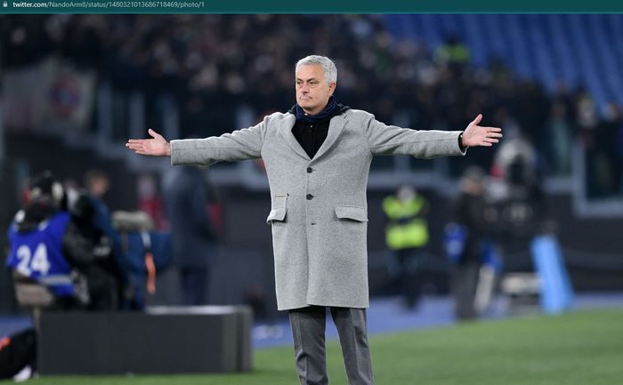 Ekspresi kekecewaan Jose Mourinho usai AS Roma takluk 2-3 dari Juventus.