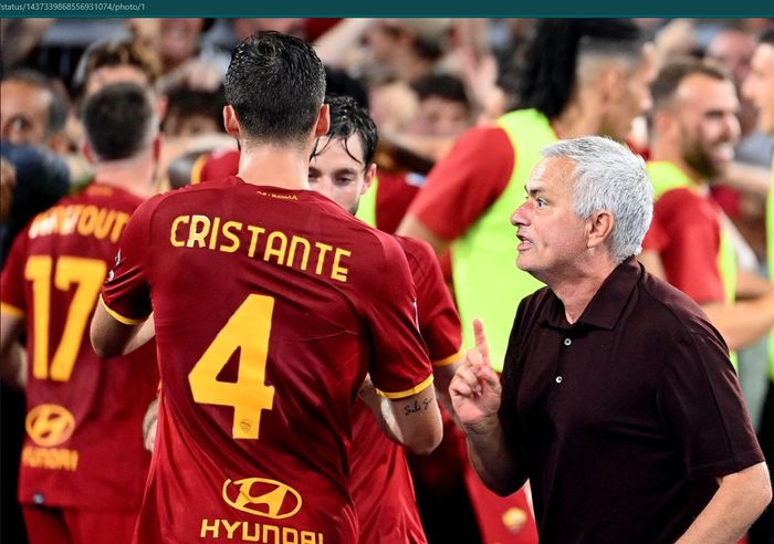 Jose Mourinho memberikan instruksi kepada dua pemain AS Roma, salah satunya Bryan Cristante.