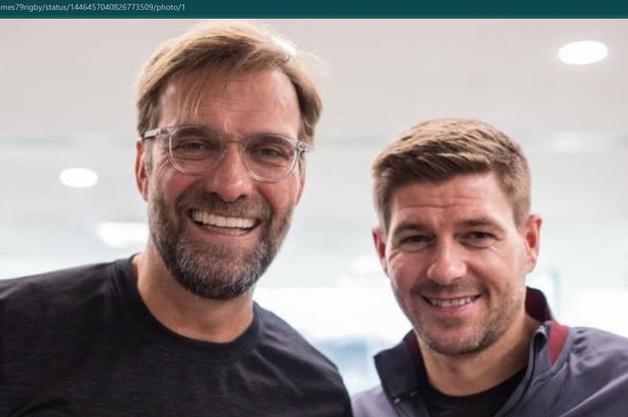 Juergen Klopp dan Steven Gerrard berfoto bersama saat masih bekerja sama di Liverpool.
