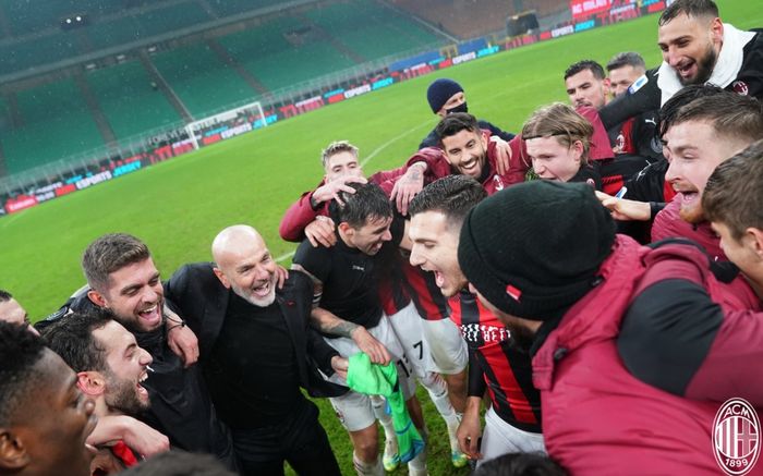Para pemain AC Milan, Stefano Pioli dan staf pelatih merayakan kemenangan di San Siro usai menundukkan Lazio 3-2 pada lanjutan laga Liga Italia 2020-2021, Rabu (23/12/2020) atau Kamis dini hari WIB.