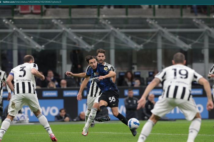 Momen Matteo Darmian mendapat kawalan ketat dari dua bek Juventus pada laga Derby d'Italia.