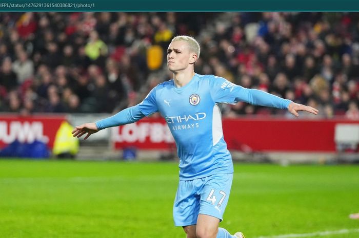 Penyerang Manchester City, Phil Foden, merayakan gol dalam laga Liga Inggris kontra Brentford di Brentford Community Stadium, Rabu (29/12/2021).