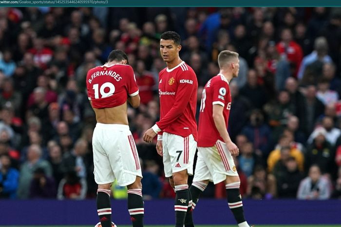 Tiga pemain Manchester United tampak meratapi gol-gol Liverpool yang bersarang ke gawang David de Gea.