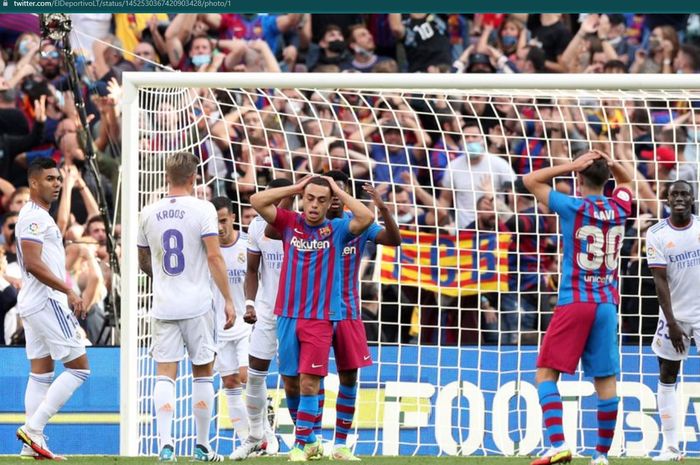 Pemain Barcelona, Sergino Dest, gagal mencetak gol setelah peluang matang di babak pertama gagal dimaksimalkan dalam laga el clasico jilid pertama.