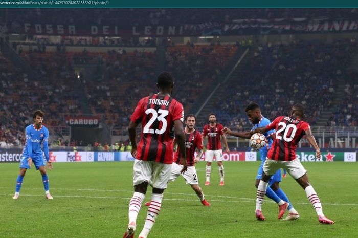 Momen terjadinya penalti di menit-menit akhir laga antara AC Milan dan Atletico Madrid akibat handsball Pierre Kalulu.