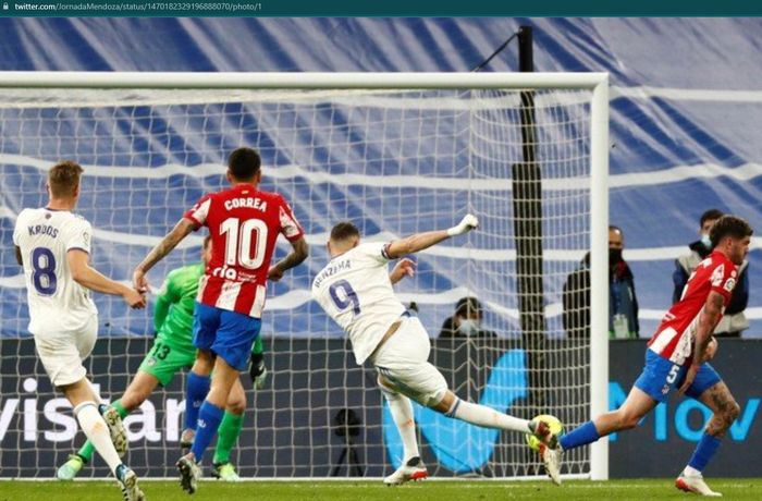 Momen penyerang Real Madrid, Karim Benzema mencetak gol ke gawang Atletico Madrid pada jornada ke-17 Liga Spanyol 2021-2022.