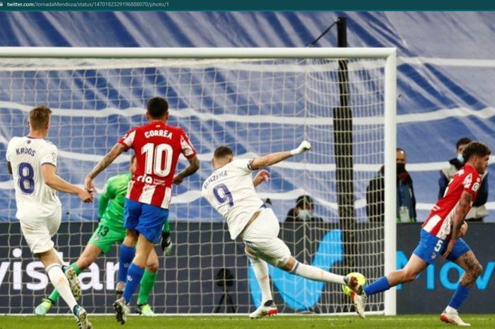 Momen penyerang Real Madrid, Karim Benzema mencetak gol ke gawang Atletico Madrid pada jornada ke-17 Liga Spanyol 2021-2022.