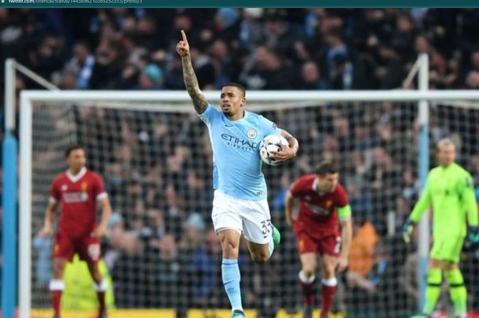 Momen Gabriel Jesus menjebol gawang Liverpool pada pertemuan di Liga Inggris.