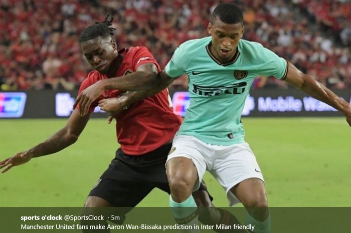 Bek kanan baru Manchester United, Aaron Wan-Bissaka, berebut bola dengan bek kiri Inter Milan, Dalbert dalam pertandingan International Champions Cup, Sabtu (20/7/2019).