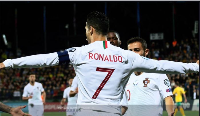 Cristiano Ronaldo merayakan golnya untuk timnas Portugal.