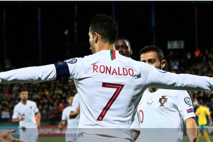 Cristiano Ronaldo merayakan golnya untuk timnas Portugal.