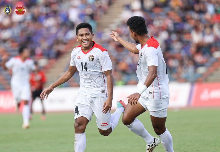 Fajar Fathurrahman bersama Bagas Kaffa merayakan gol yang tercipta ke gawang Timor Leste di SEA Games 2023