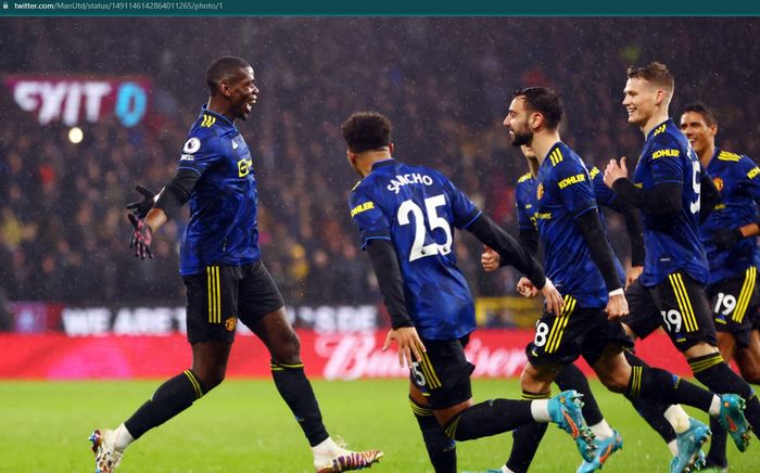 Paul Pogba merayakan gol bersama rekan-rekannya saat Manchester United bermain imbang 1-1 melawan Burnley.