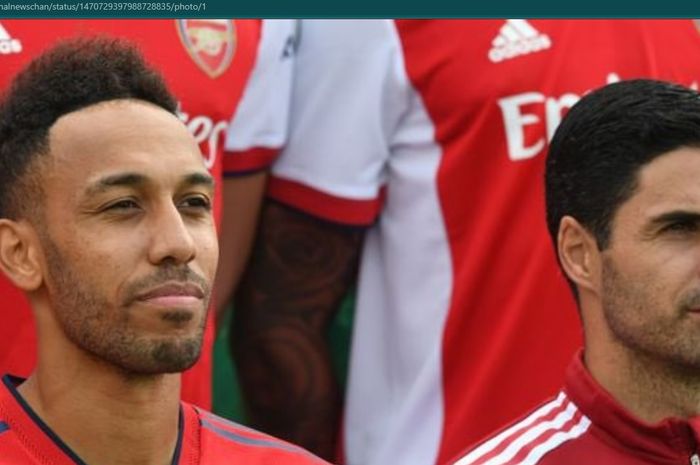 Pierre-Emerick Aubameyang dan Mikel Arteta dalam satu sesi foto di Arsenal.