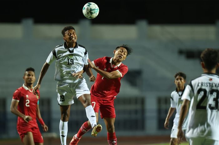 Perebutan bola antara pemain Timor Leste dan timnas U-23 Indonesia, Beckham Putra dalam laga di Rayong Provincial Stadium, Minggu (20/8/2023).