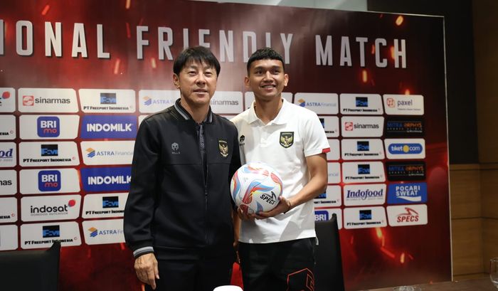Pelatih Timnas Indonesia Shin Tae-yong (kiri) bersama Dendy Sulistyawan (kanan) seusai memberi keterangan kepada awak media di Surabaya, Kamis (7/9/2023).