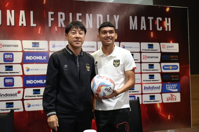 Pelatih Timnas Indonesia Shin Tae-yong (kiri) bersama Dendy Sulistyawan (kanan) seusai memberi keterangan kepada awak media di Surabaya, Kamis (7/9/2023).