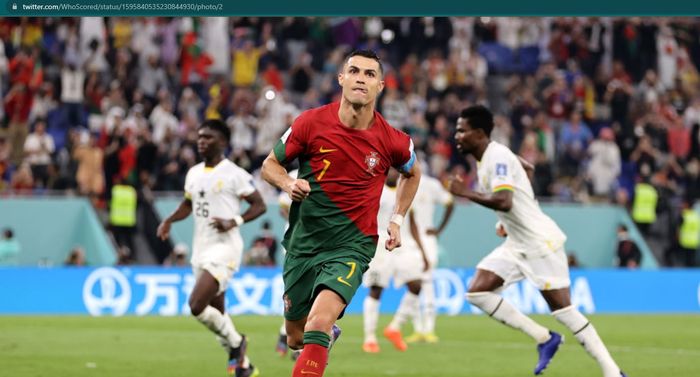 Penyerang sekaligus kapten timnas Portugal, Cristiano Ronaldo berselebrasi usai mencetak gol ke gawang timnas Ghana pada laga Grup H Piala Dunia 2022.