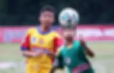Pemain SSB Siaga Pratama Novaldy Faisal (depan) dibayangi pemain SSB Salfas Soccer Agam Abiyan dalam