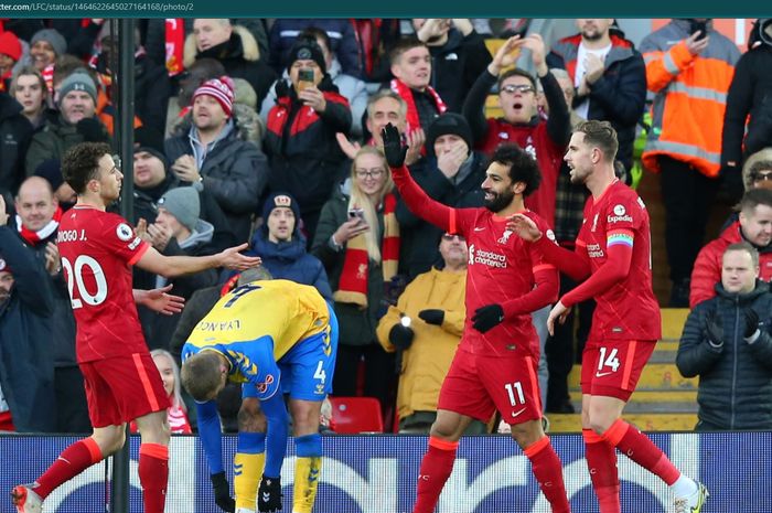 Momen Diogo Jota, Mohamed Salah, dan Jordan Henderson rayakan gol ke gawang Southampton.