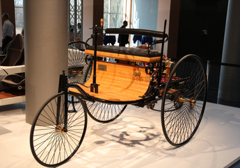 Baru Tahu! Ternyata Mobil Jadul Banget Setirnya Nggak Bundar, Tahun Berapa Tuh?