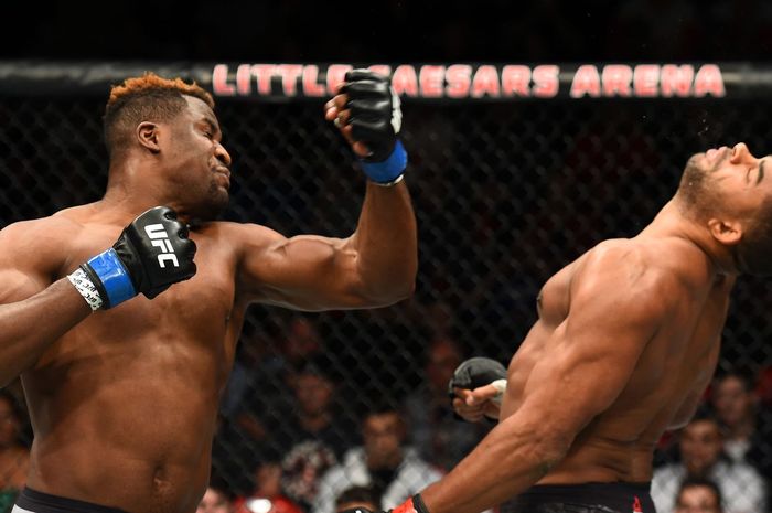 Momen jagoan UFC, Francis Ngannou saat meng-KO lawannya, Alistair Overeem pada 2017 silam.