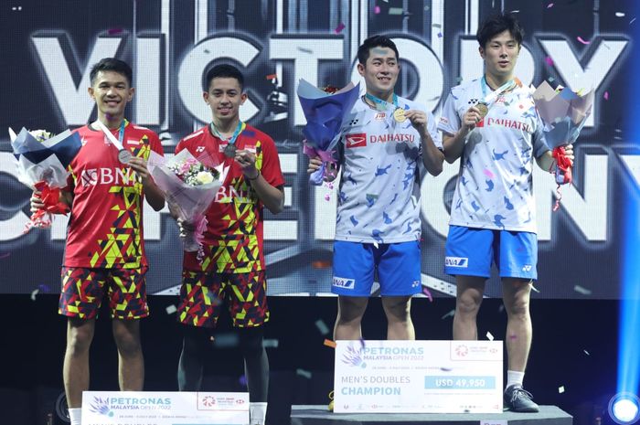 Ganda putra Indonesia, Fajar Alfian/Muhammad Rian Ardianto (kiri), keluar sebagai runner-up pada Malaysia Open 2022, Minggu (3/7/2022). Sedang Takuro Hoki/Yugo Kobayashi (kanan) berdiri di podium utama.