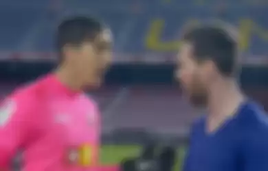 Ekspresi kiper Elche yang melongo ketika jerseynya diminta Lionel Messi.