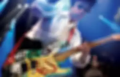 Billie Joe Armstrong dengan gitar Fernandes Stratocaster.